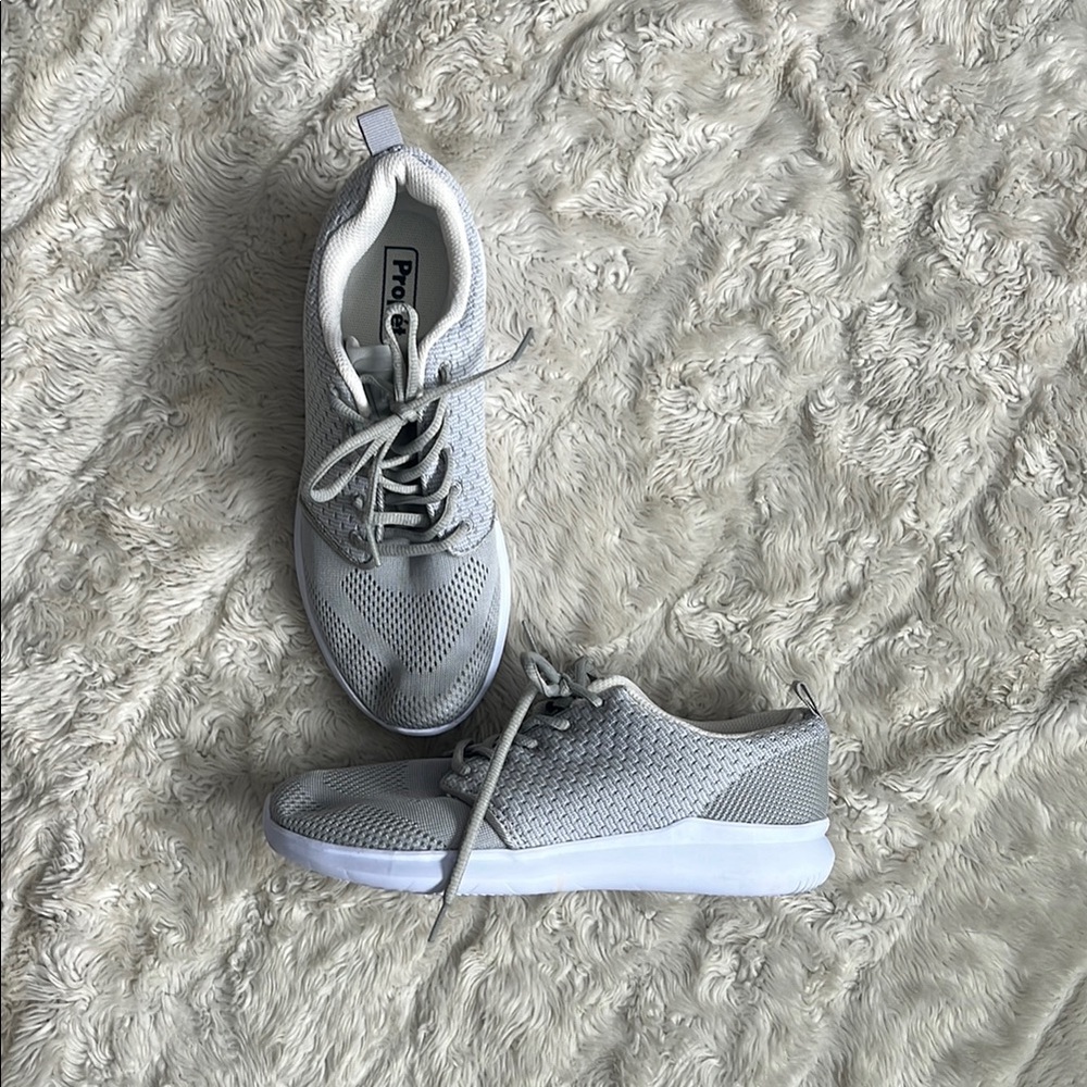 Propet Gray knit Athletic Sneakers woman’s size 7.5‎